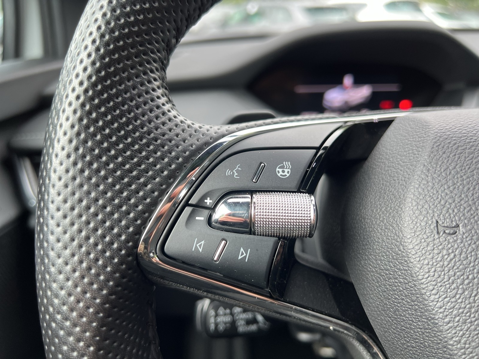 Skoda Enyaq 60 SPORTLINE WÄRMEPUMPE PANO AHK CAM LM20