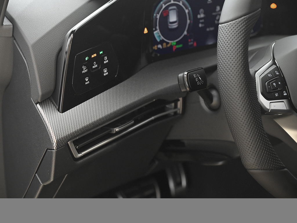 Volkswagen Golf 1.5 R-LINE DSG BLACKSTYLE HARMANKARDON LM18