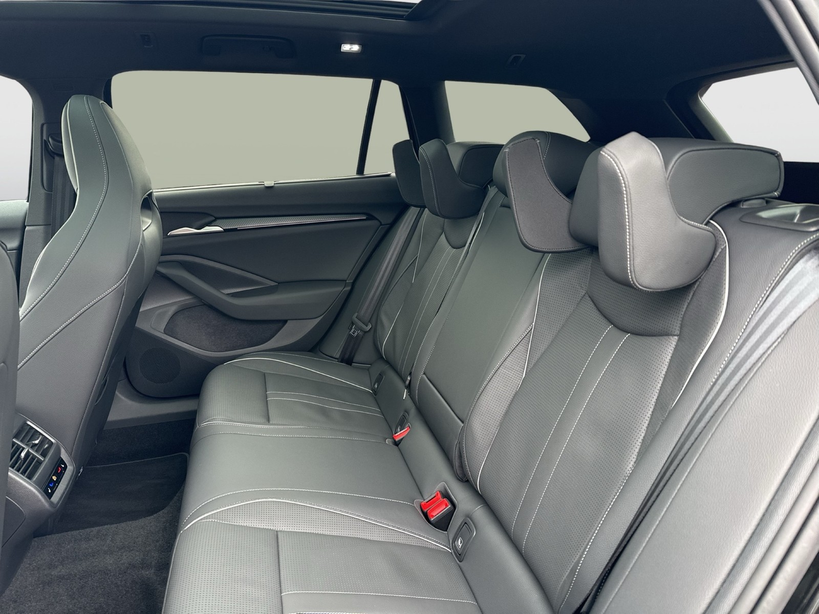 Skoda Superb Combi 2.0 SPORTLINE 4X4 PANO CANTON LM19