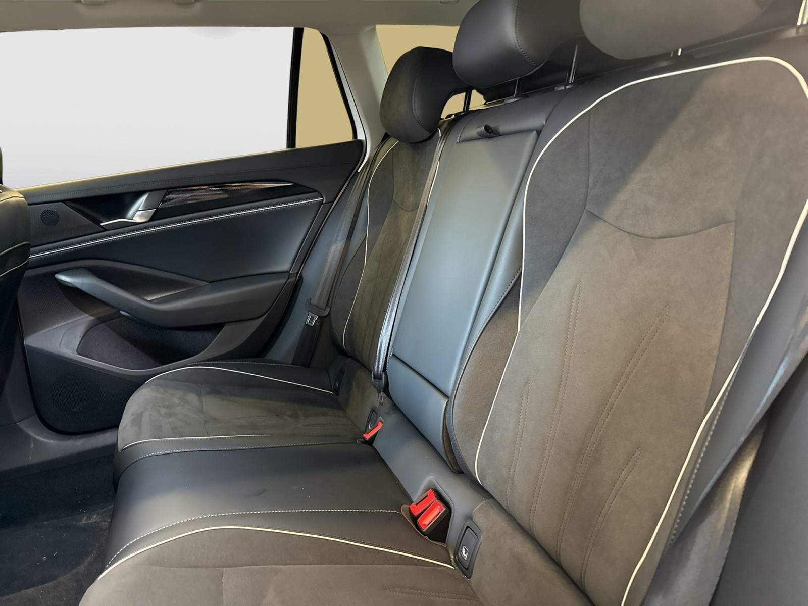 Volkswagen Passat Variant 1.5 eTSI BUSINESS AHK 360°CAM ACC