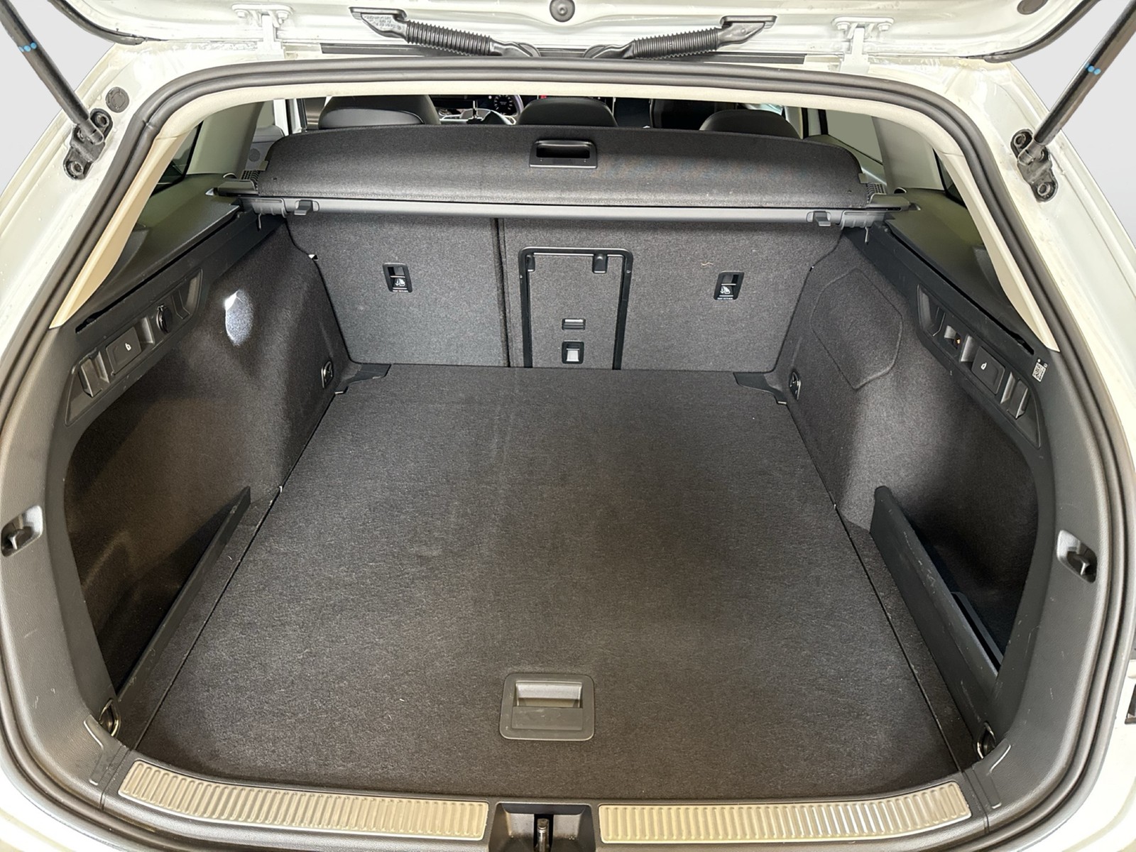 Volkswagen Passat Variant 1.5 eTSI BUSINESS AHK 360°CAM ACC