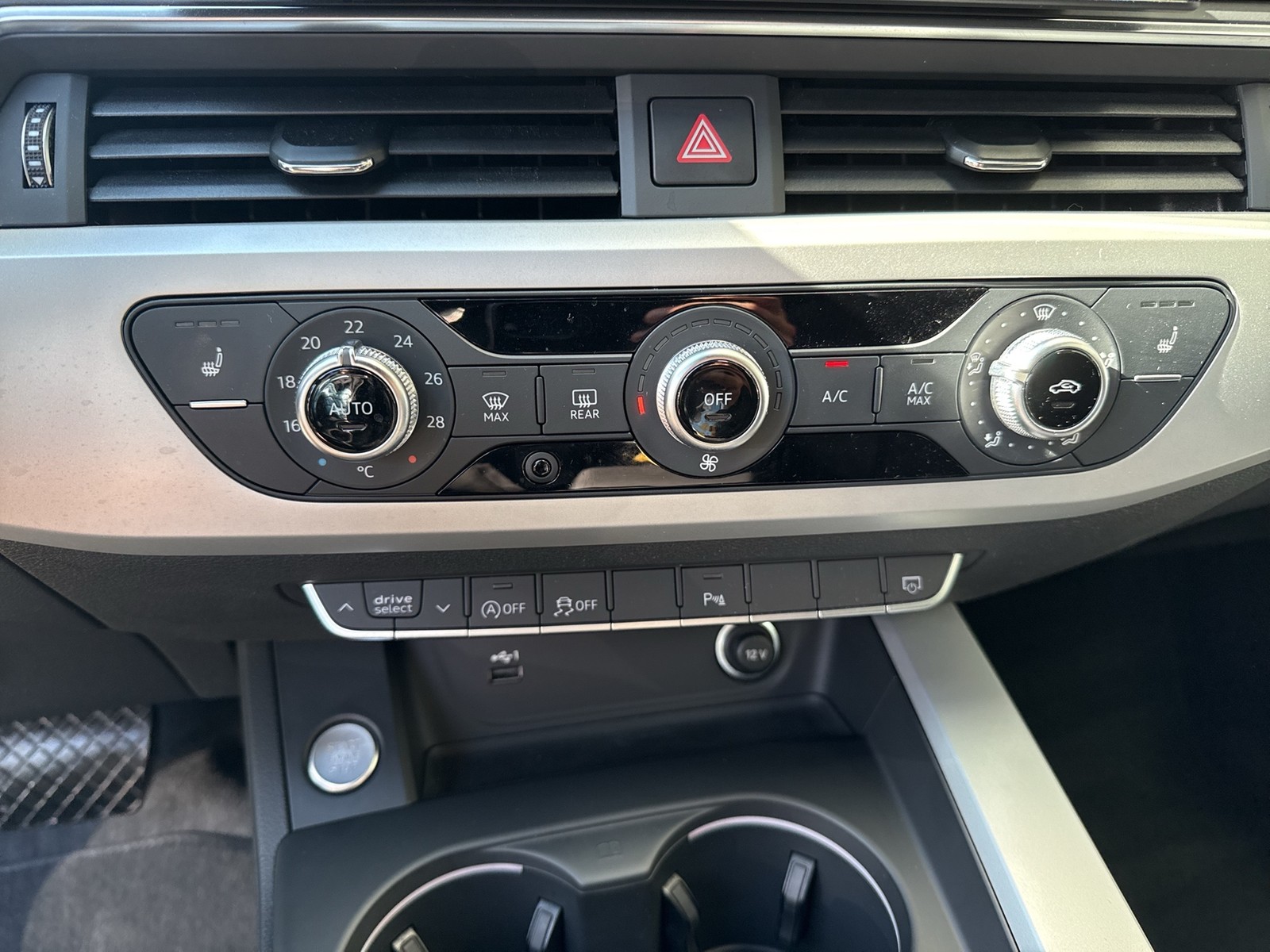 Audi A4 Avant 40 S LINE BLACKPAK CAM ALU19 MATRIX