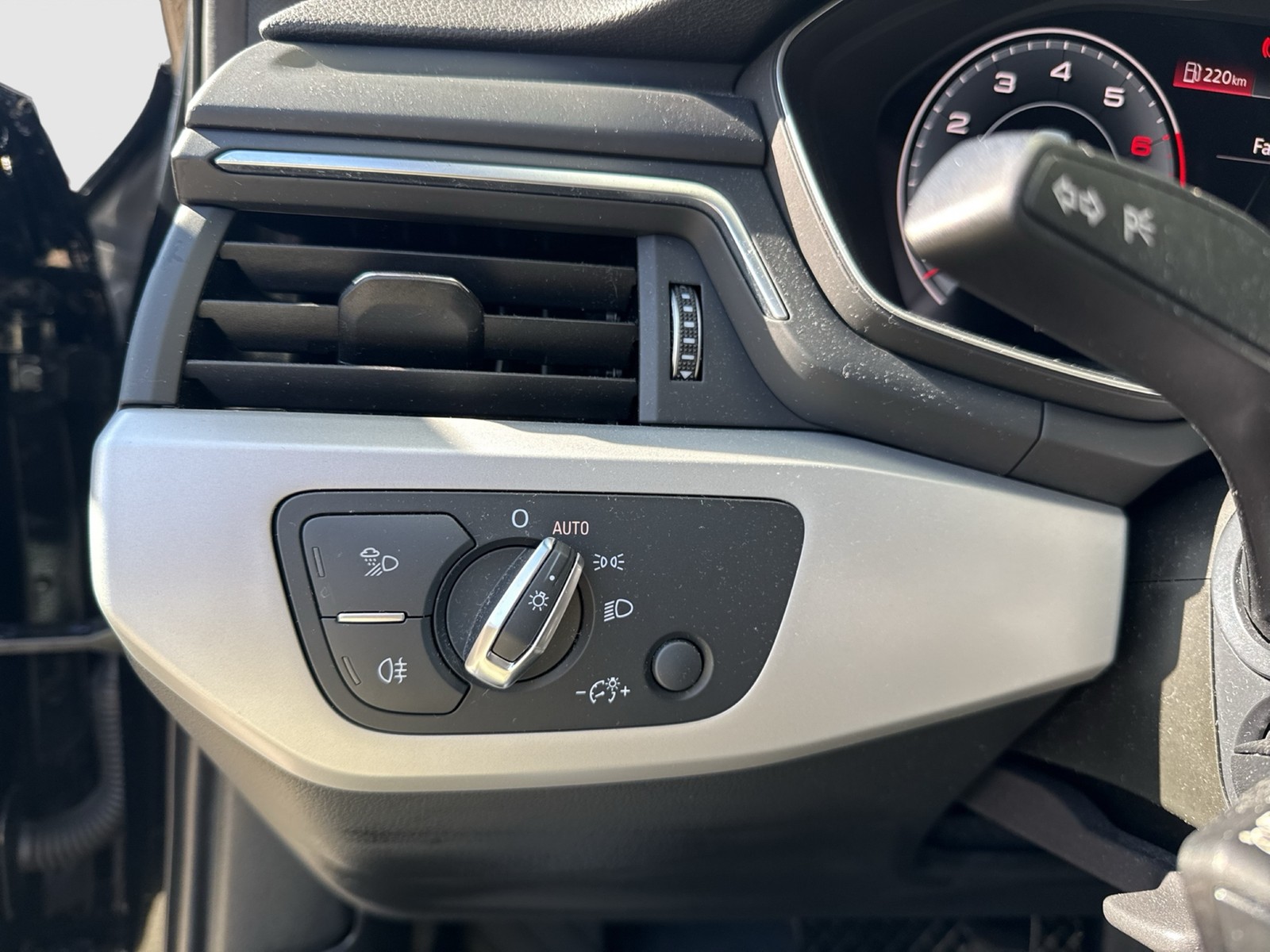 Audi A4 Avant 40 S LINE BLACKPAK CAM ALU19 MATRIX