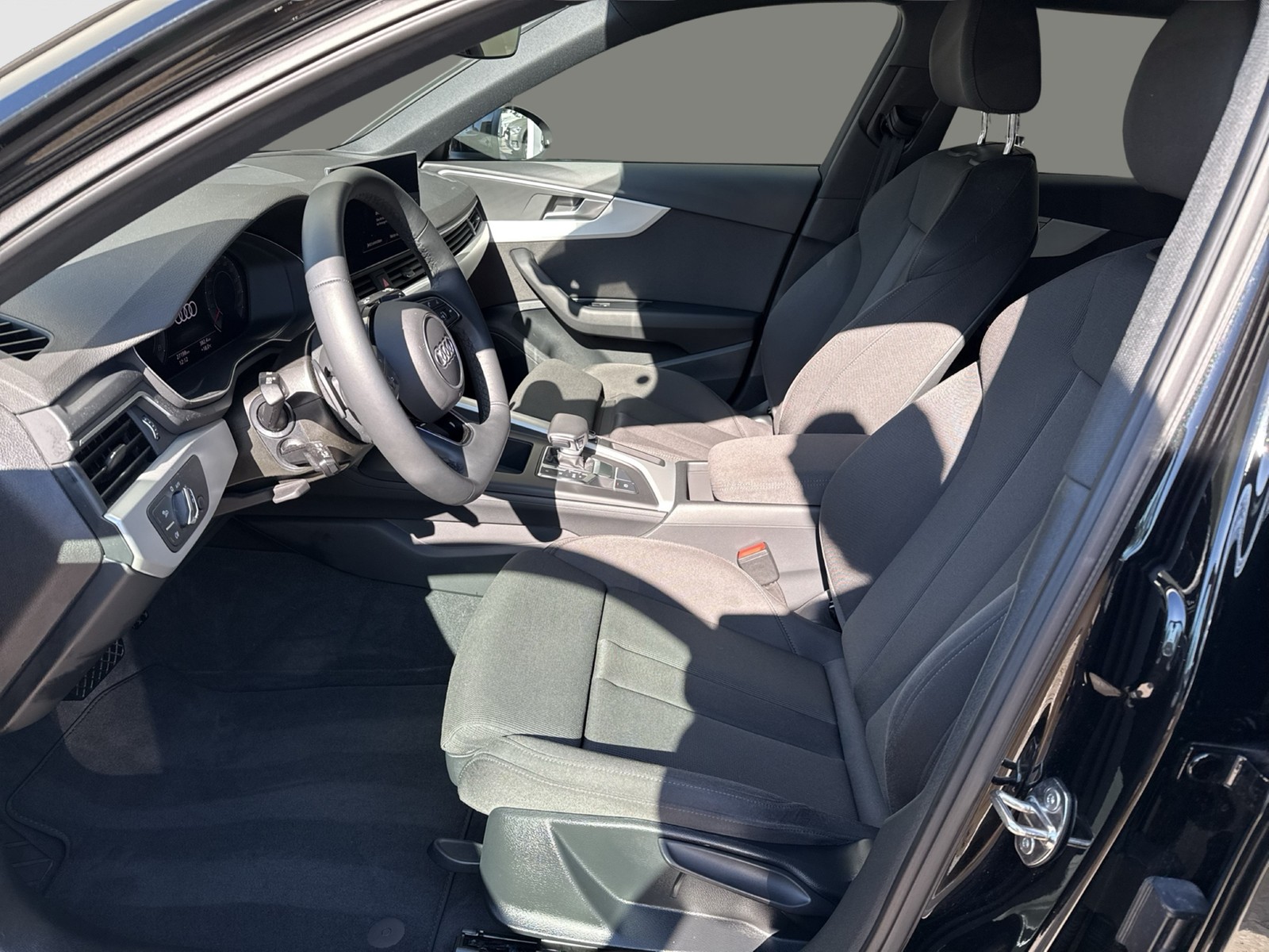 Audi A4 Avant 40 S LINE BLACKPAK CAM ALU19 MATRIX