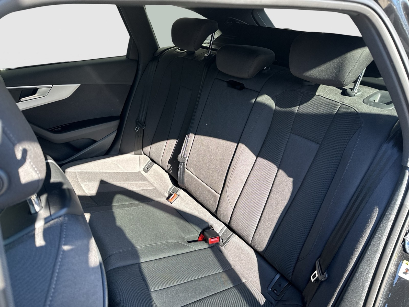 Audi A4 Avant 40 S LINE BLACKPAK CAM ALU19 MATRIX