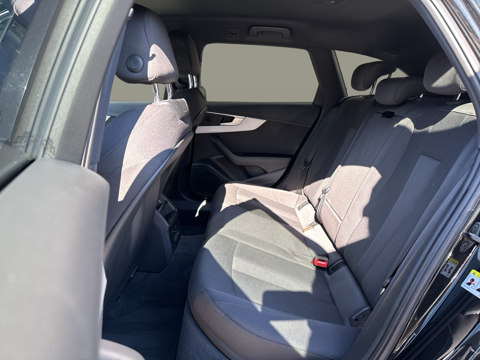 Audi A4 Avant 40 S LINE BLACKPAK CAM ALU19 MATRIX