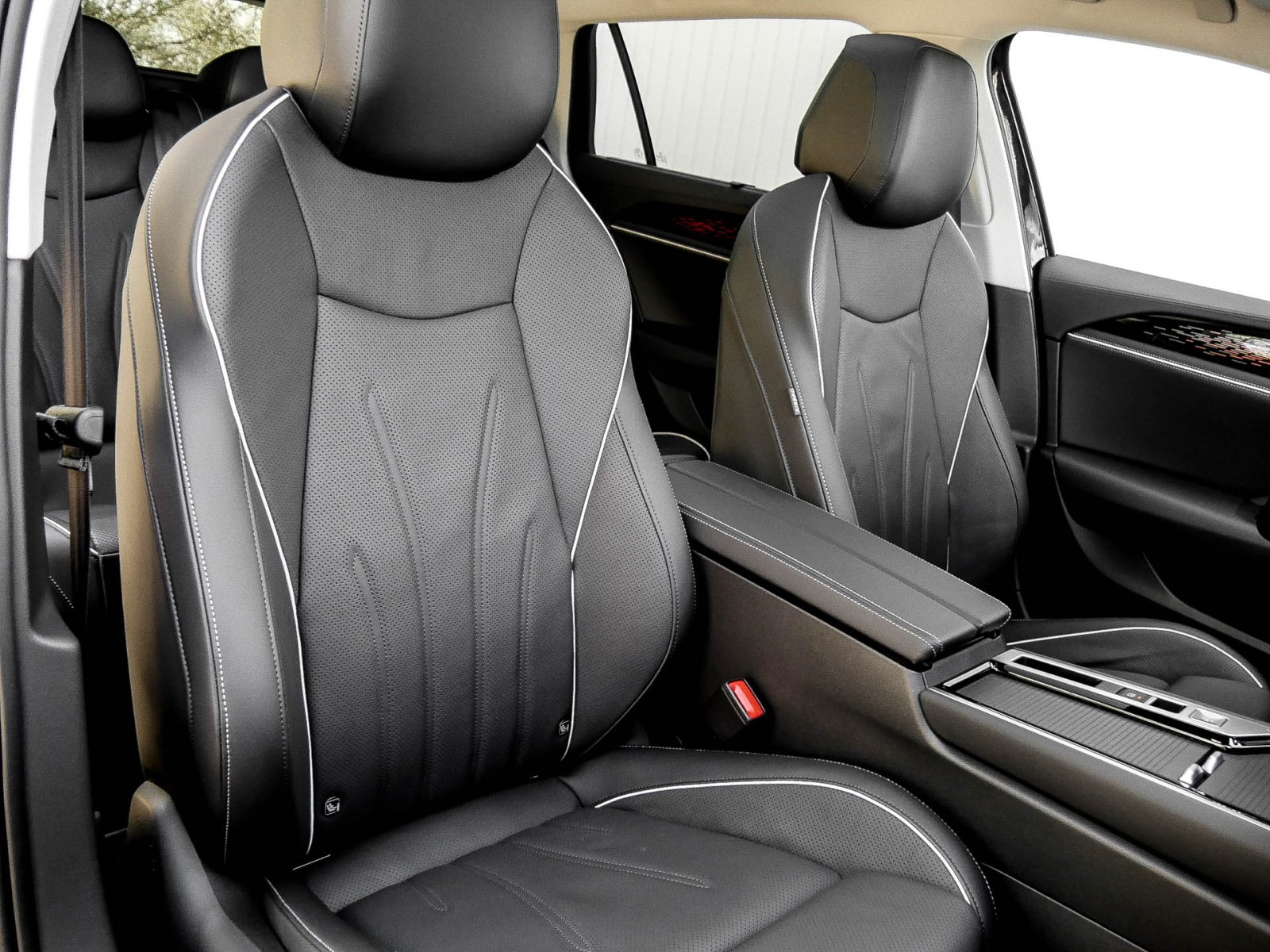 Volkswagen Passat Variant 1.5 HYBRID ELEGANCE PANO AHK LM18
