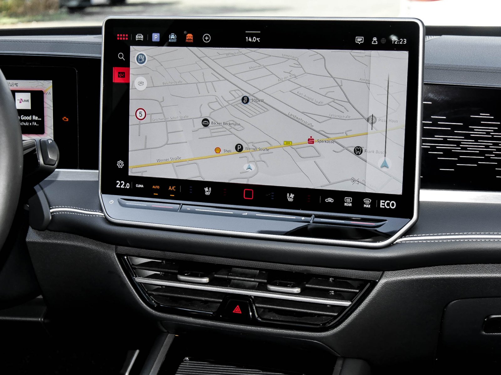 Volkswagen Passat Variant 1.5 HYBRID ELEGANCE PANO AHK LM18