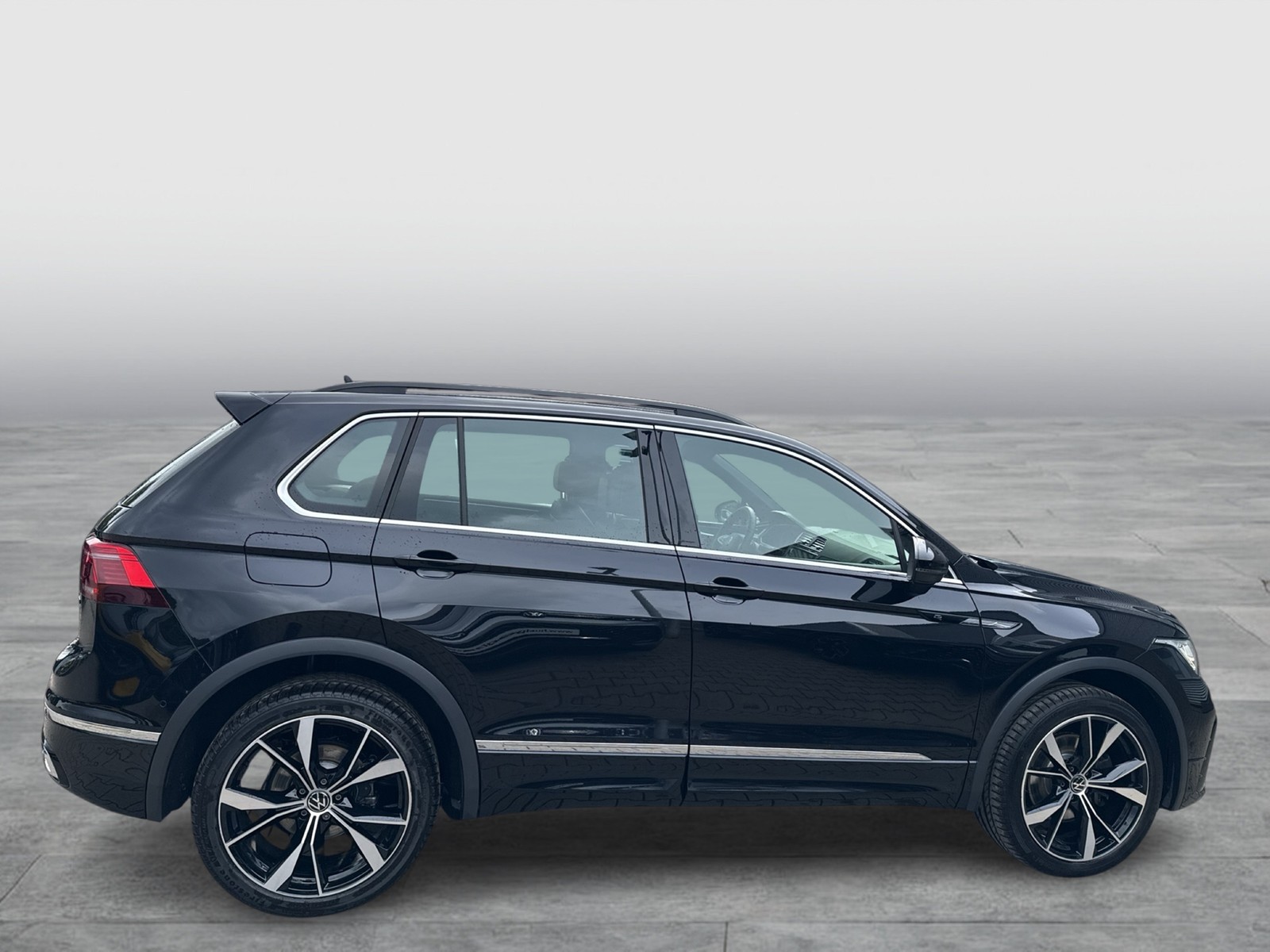 Volkswagen Tiguan 2.0 R-LINE 4X4 PANO AHK CAM LM20 MATRIX