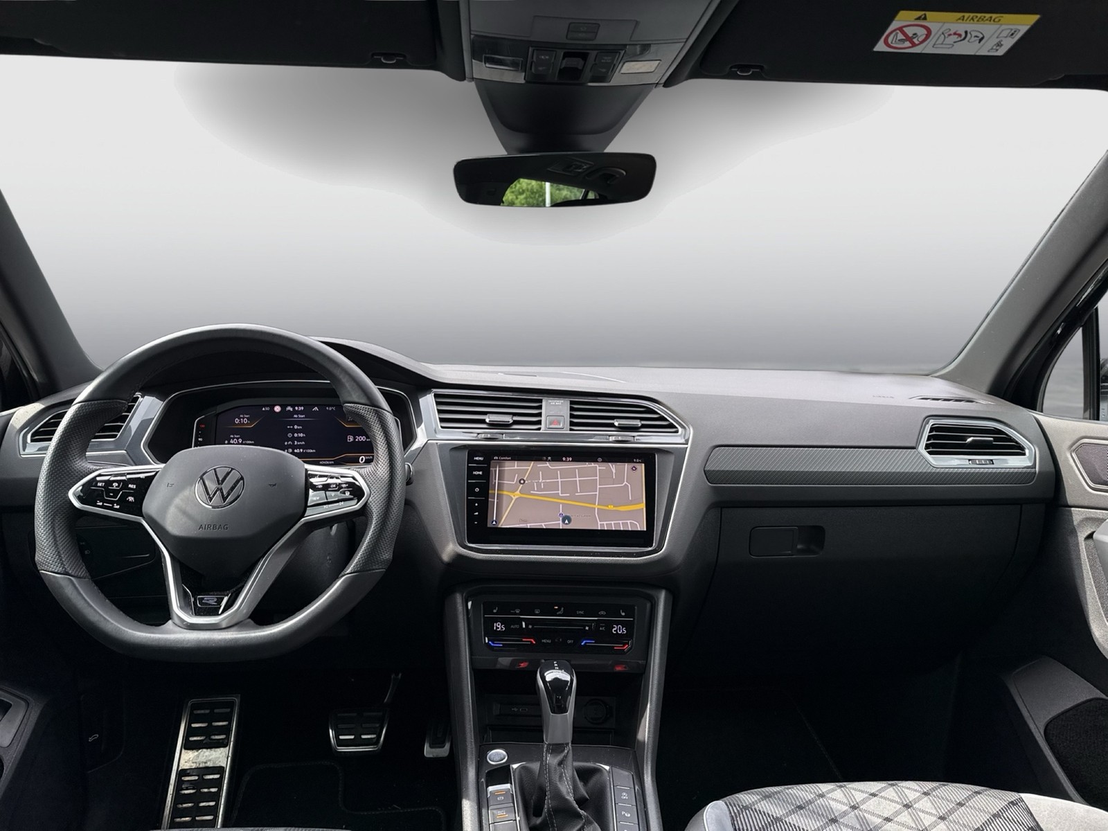 Volkswagen Tiguan 2.0 R-LINE 4X4 PANO AHK CAM LM20 MATRIX