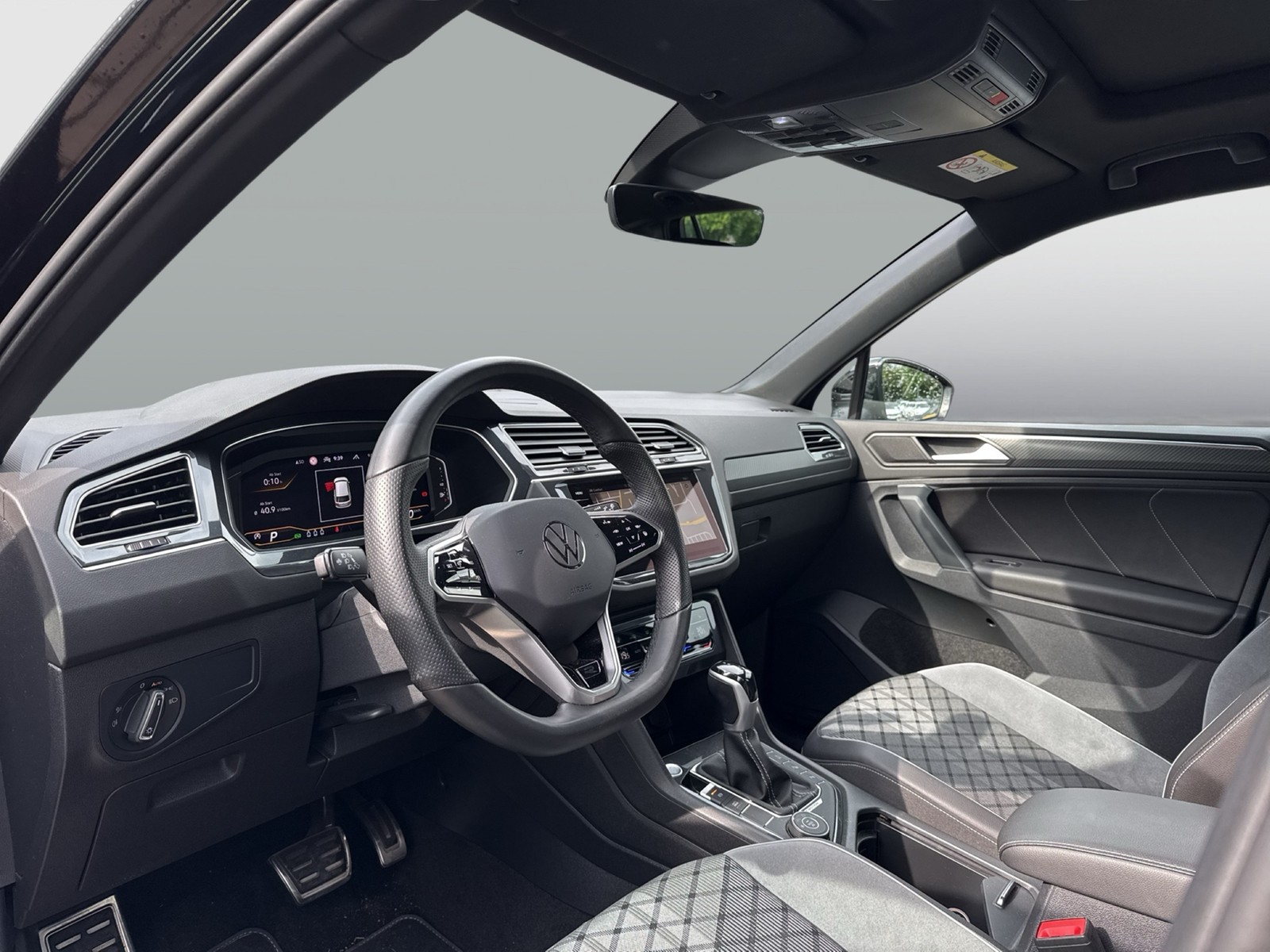 Volkswagen Tiguan 2.0 R-LINE 4X4 PANO AHK CAM LM20 MATRIX