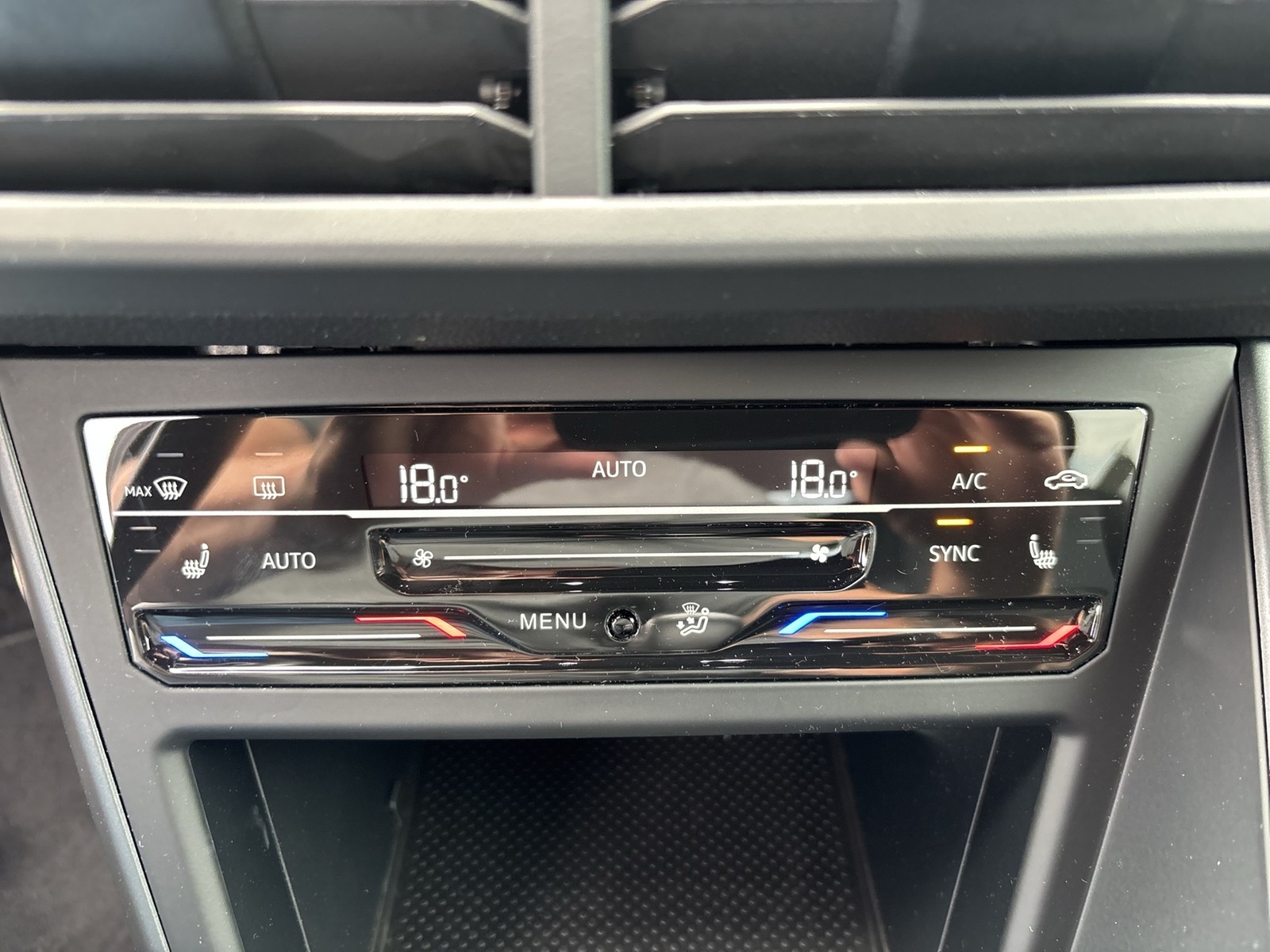 Volkswagen Taigo 1.0 R-LINE ACC MATRIX CARPLAY LM17 SITZHZ.