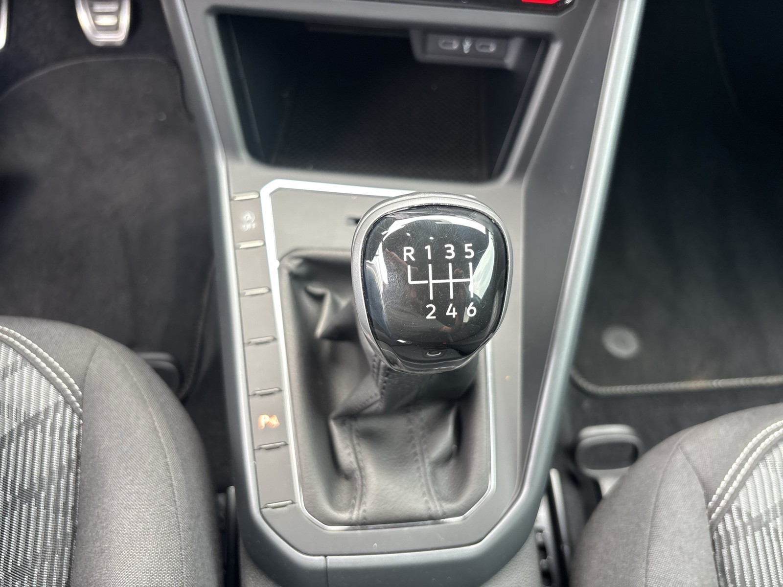 Volkswagen Taigo 1.0 R-LINE ACC MATRIX CARPLAY LM17 SITZHZ.