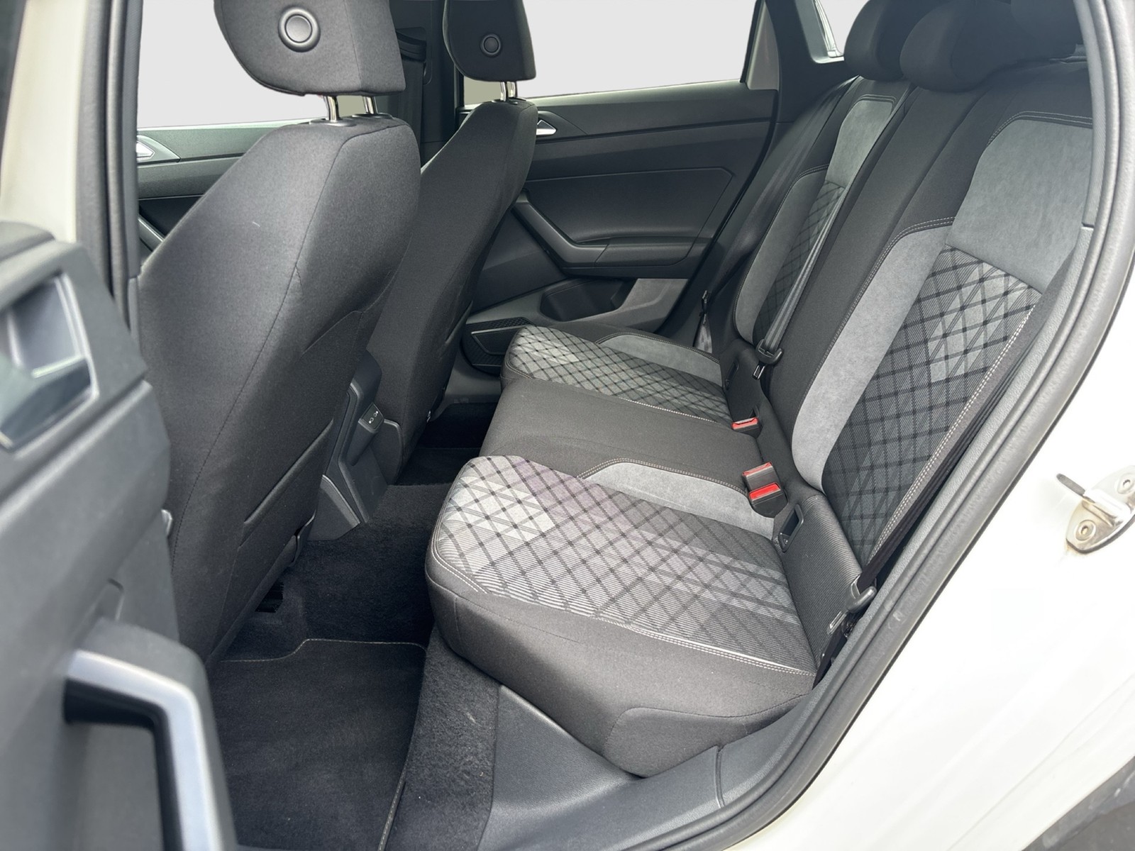Volkswagen Taigo 1.0 R-LINE ACC MATRIX CARPLAY LM17 SITZHZ.