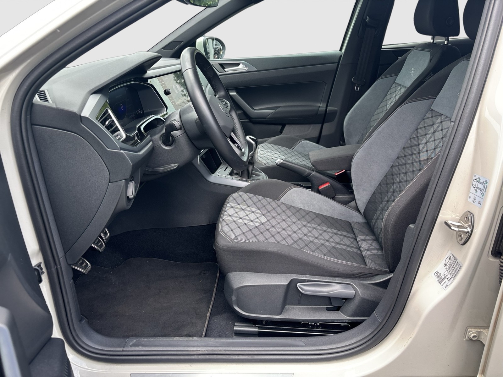 Volkswagen Taigo 1.0 R-LINE ACC MATRIX CARPLAY LM17 SITZHZ.