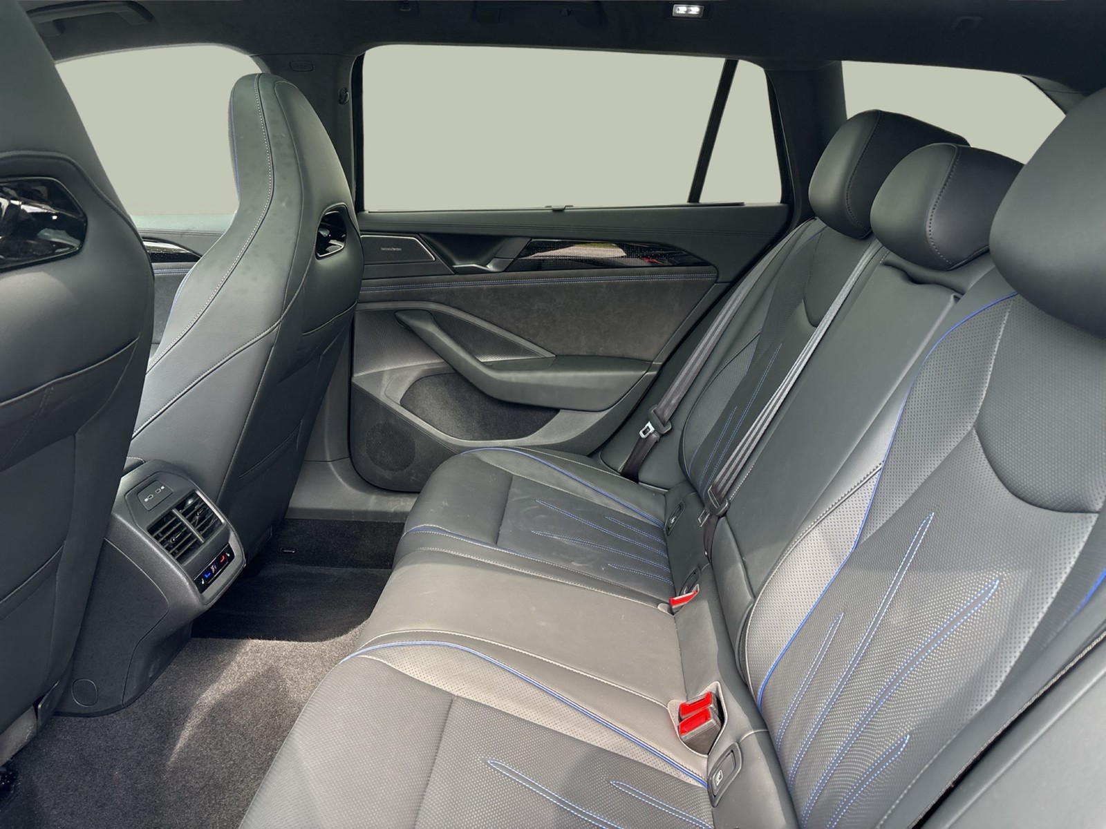 Volkswagen Passat Variant 1.5 HYBRID R-LINE LEDER PANO LM19