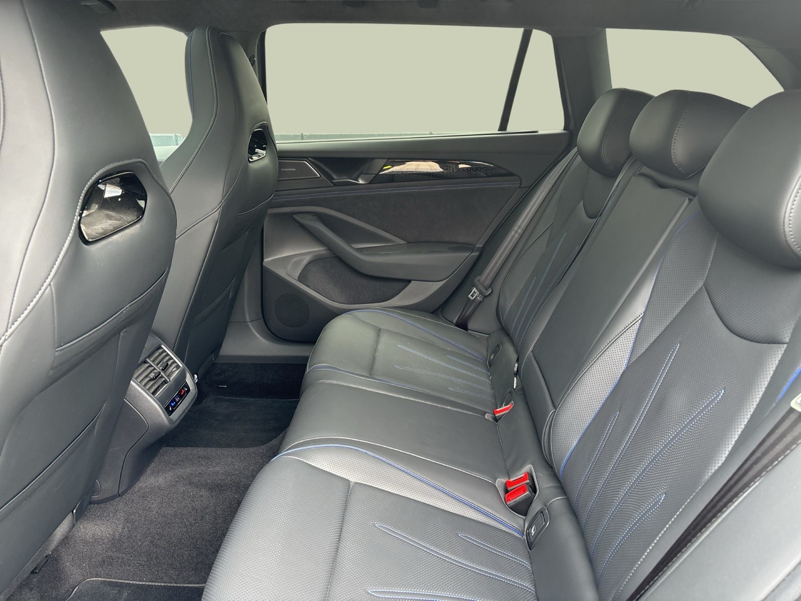 Volkswagen Passat Variant 1.5 HYBRID R-LINE LEDER PANO LM19