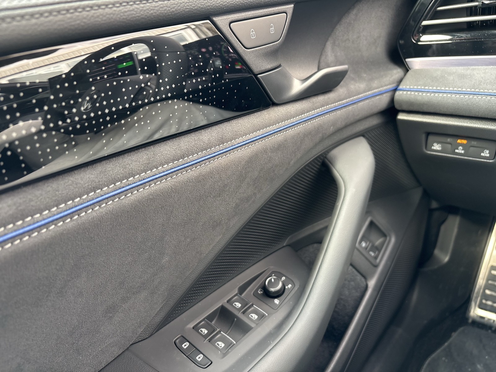 Volkswagen Passat Variant 1.5 HYBRID R-LINE LEDER PANO LM19