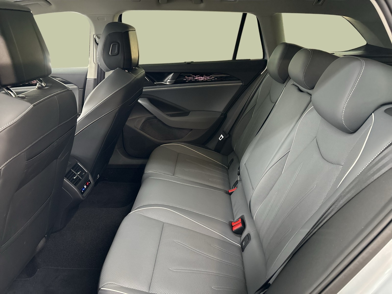 Volkswagen Passat Variant 1.5 HYBRID ELEGANCE LEDER PANO
