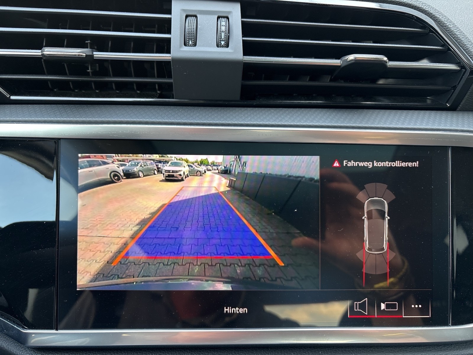 Audi Q3 40 quattro advanced PANO AHK CAM ACC LM20