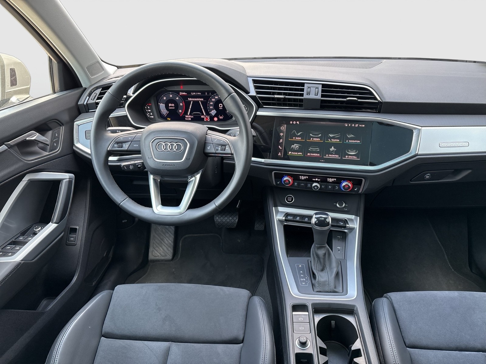Audi Q3 40 quattro advanced PANO AHK CAM ACC LM20