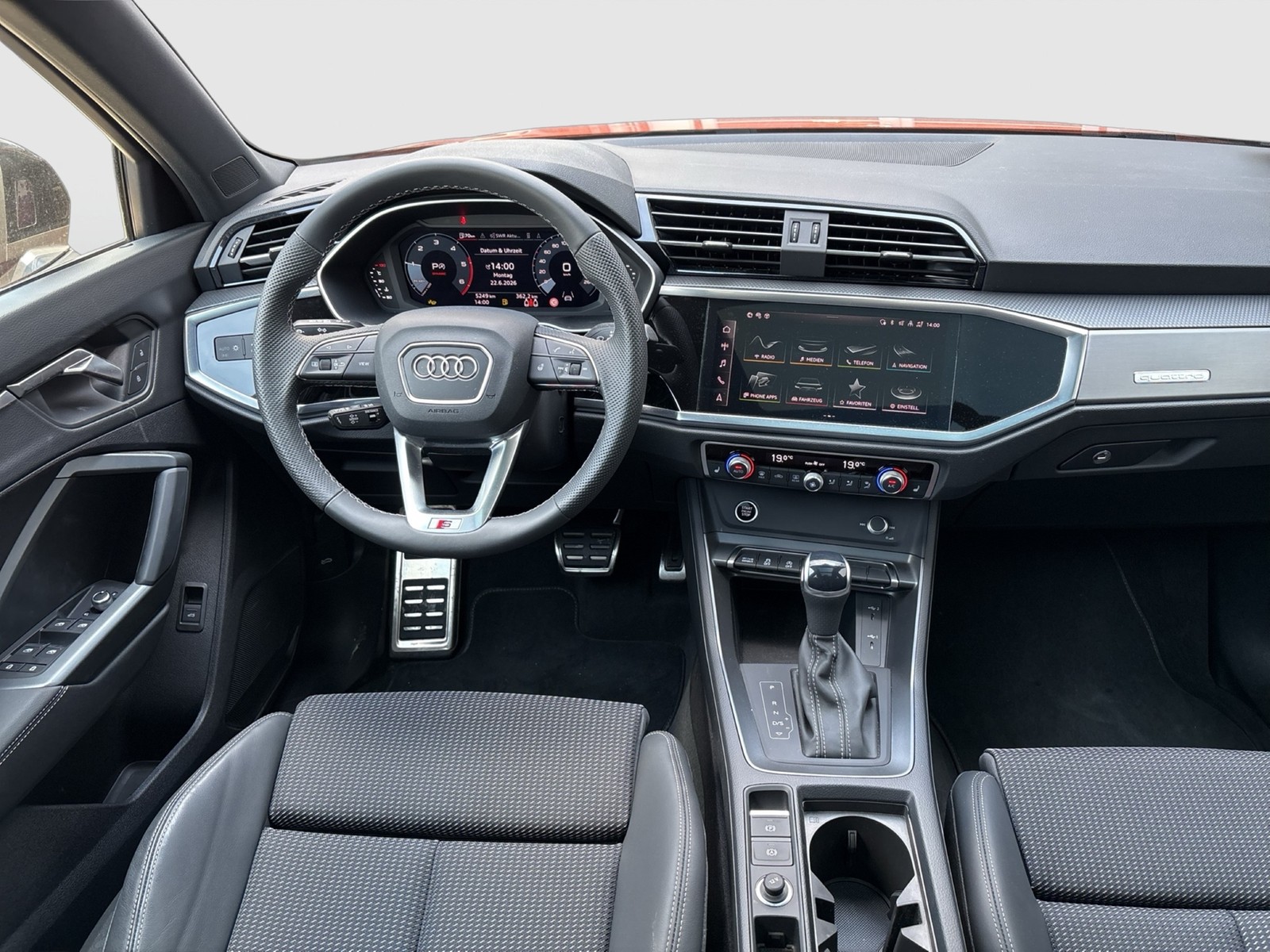 Audi Q3 40 quattro S LINE BLACKPAK PANO AHK CAM LM19