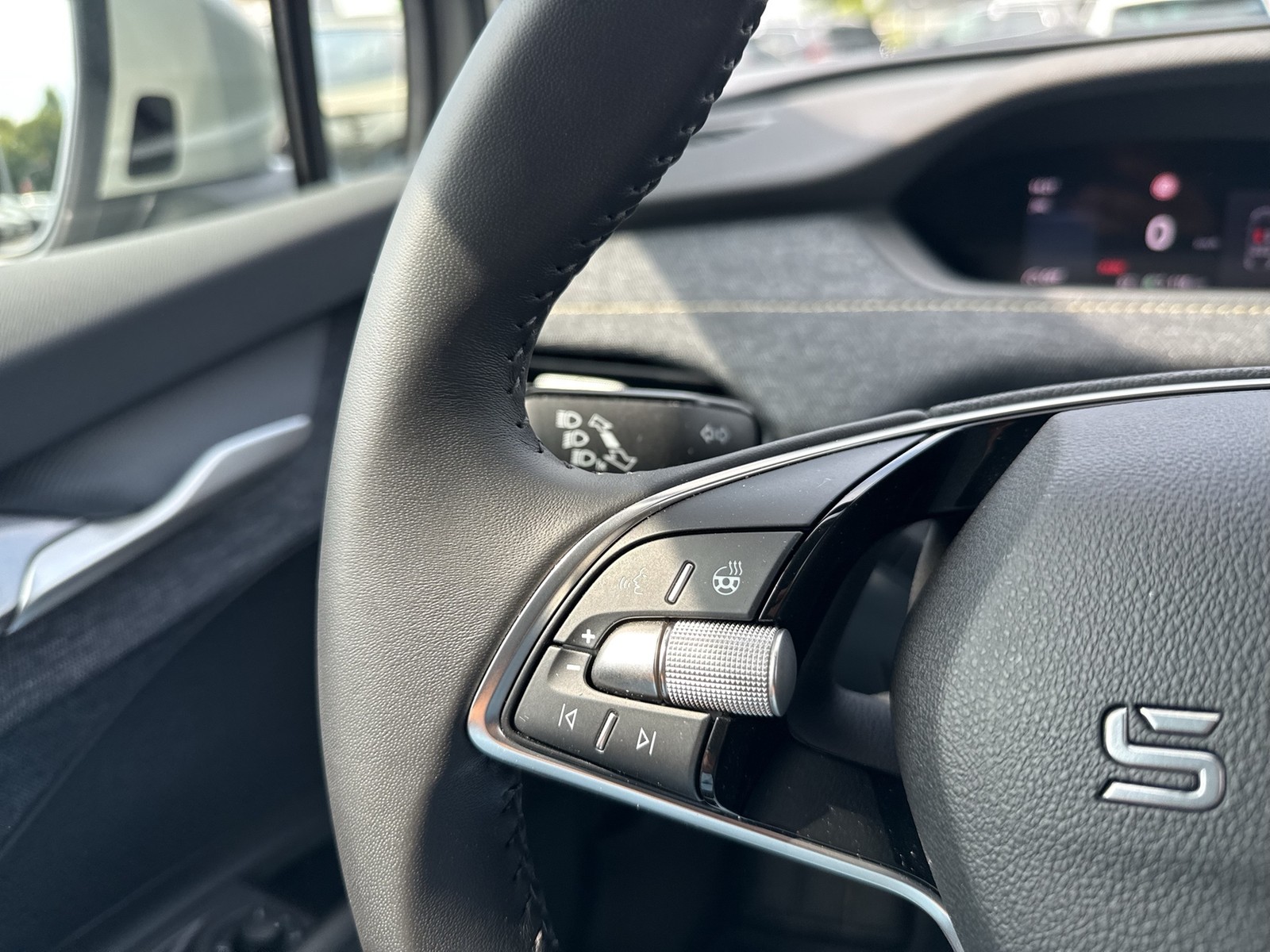 Skoda Elroq 85 LOFT WÄRMEPUMPE AHK CAM ACC LM20 MATRIX