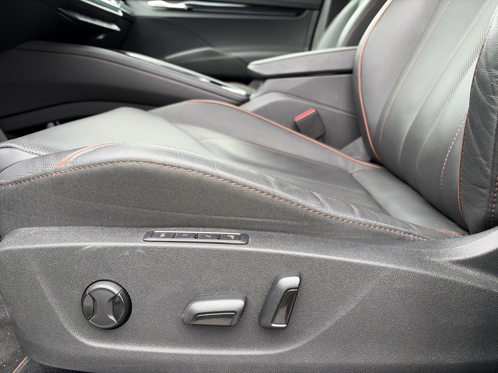 Skoda Enyaq 60 SUITE LEDER CAM ACC LM19 MATRIX EKLAPPE