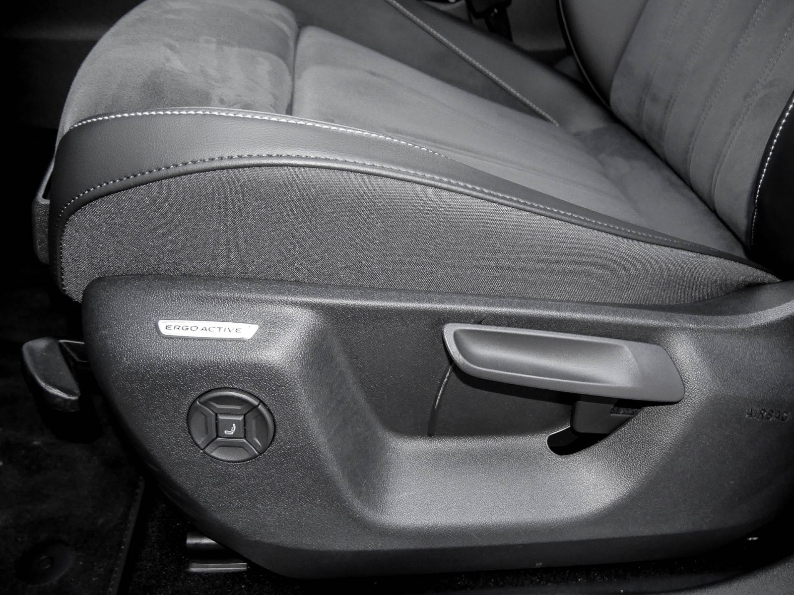 Volkswagen Tiguan 2.0 ELEGANCE NEUESMODELL AHK ACC LM18 NAVI