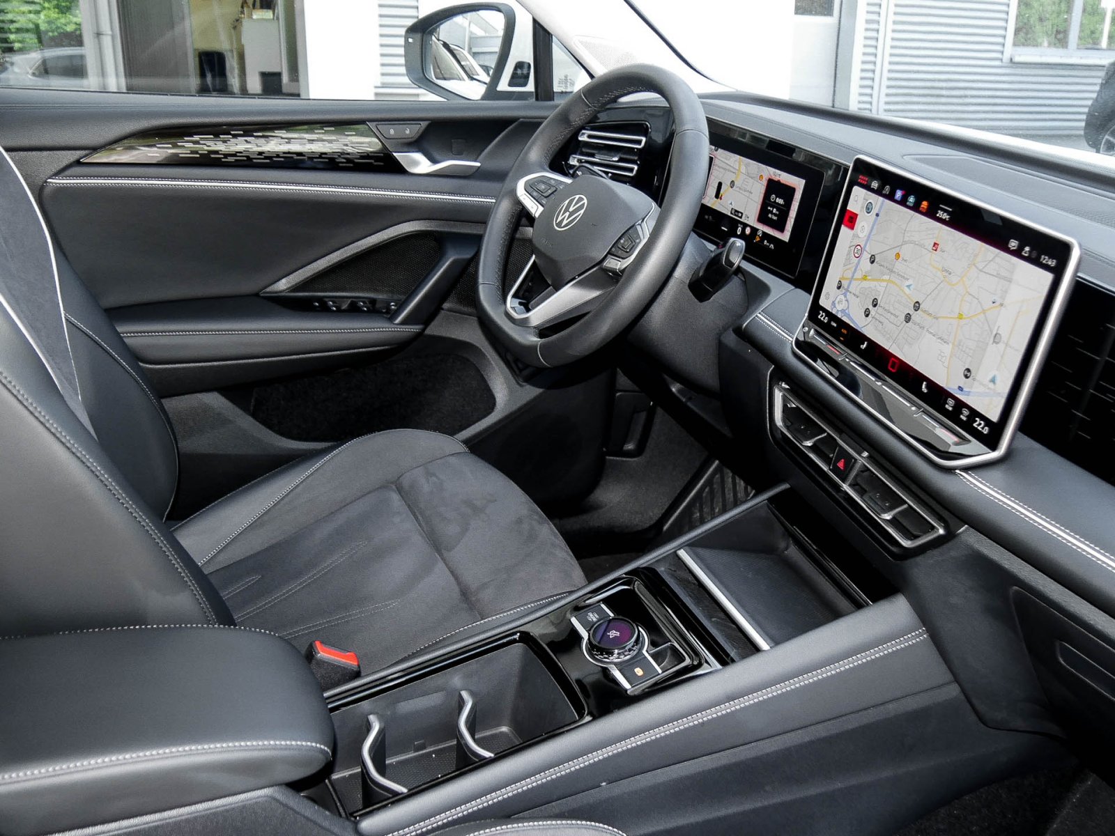 Volkswagen Tiguan 2.0 ELEGANCE NEUESMODELL AHK ACC LM18 NAVI