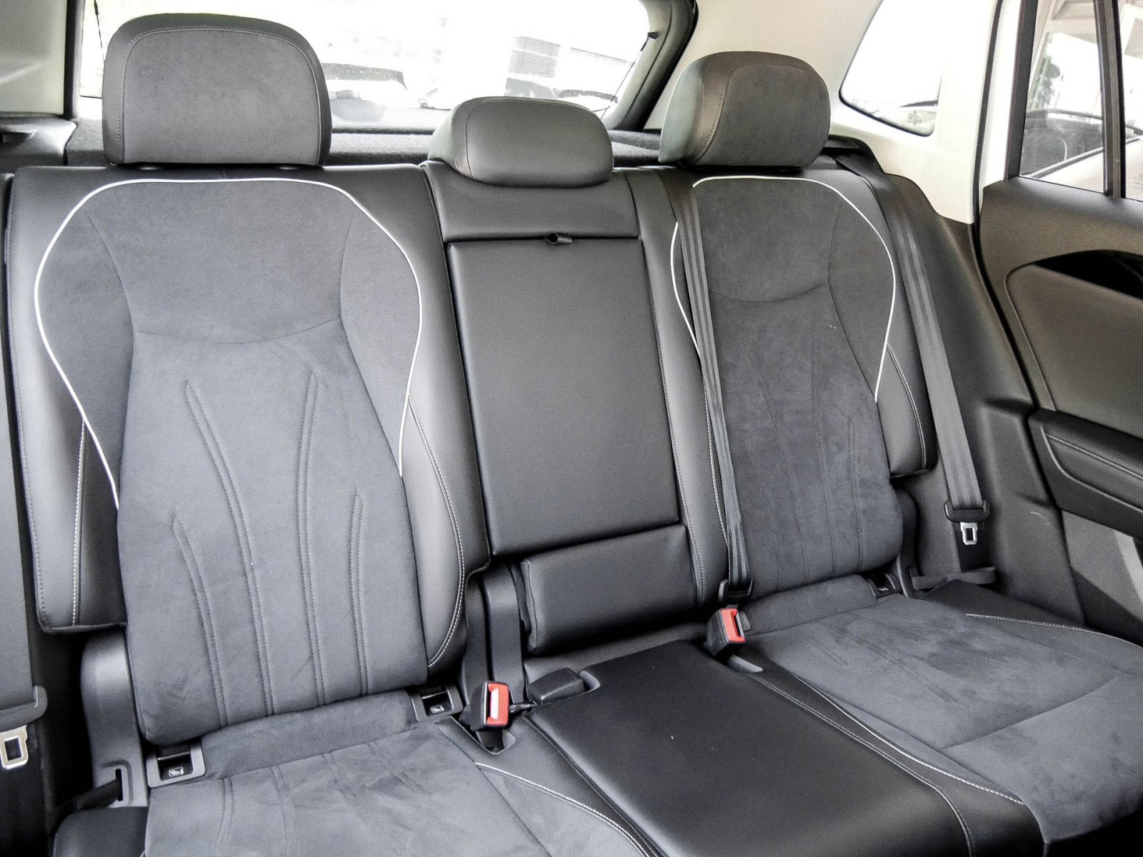 Volkswagen Tiguan 2.0 ELEGANCE NEUESMODELL AHK ACC LM18 NAVI