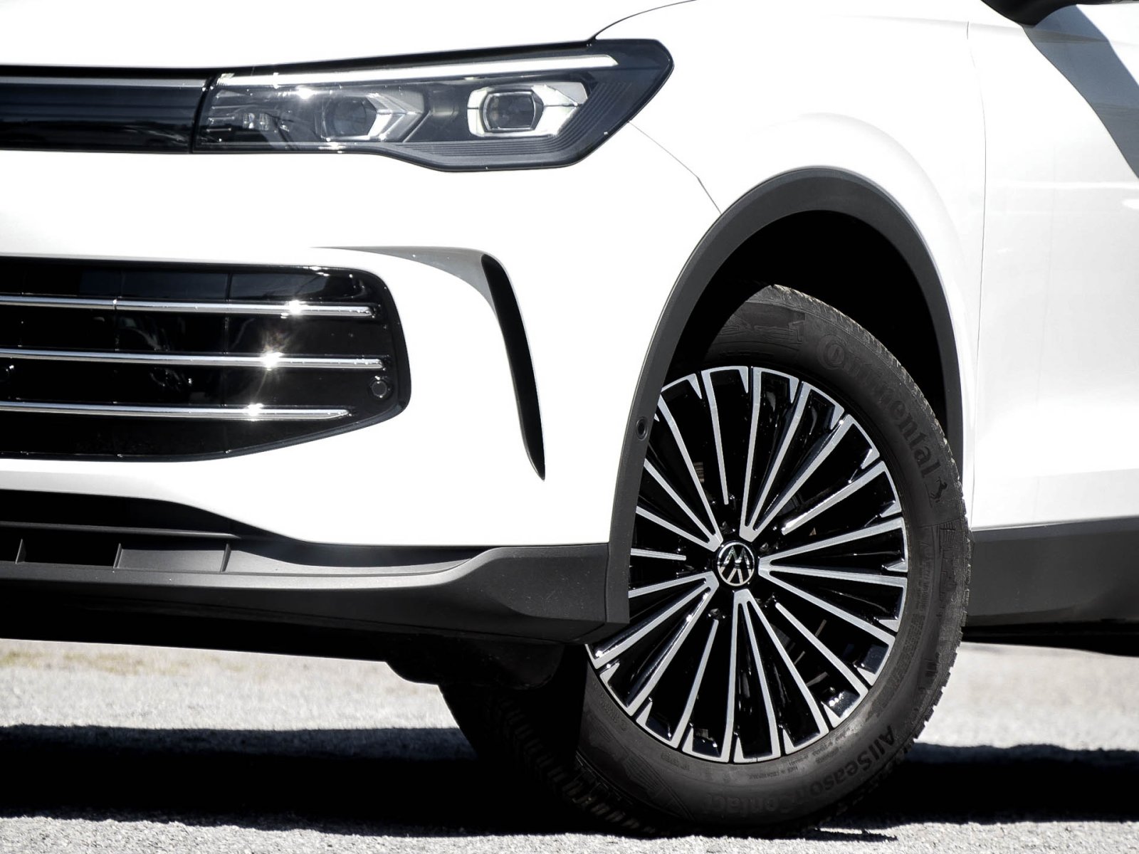 Volkswagen Tiguan 2.0 ELEGANCE NEUESMODELL AHK ACC LM18 NAVI