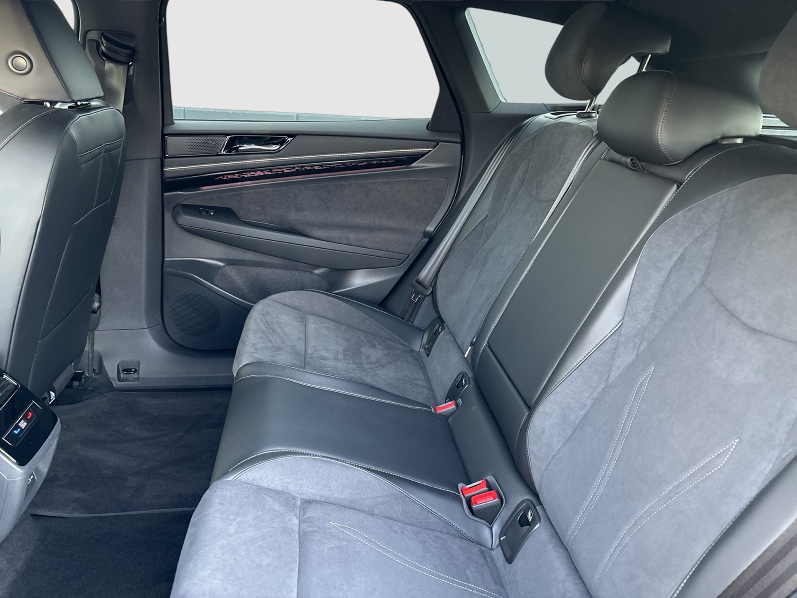 Volkswagen ID.7 Tourer PRO BLACKSTYLE WÄRMEPUMPE AHK 360CAM