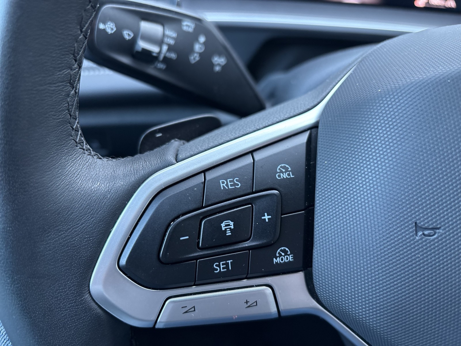 Volkswagen Tayron 2.0 LIFE 4X4 7SITZE AHK 360°CAM HD-MATRIX