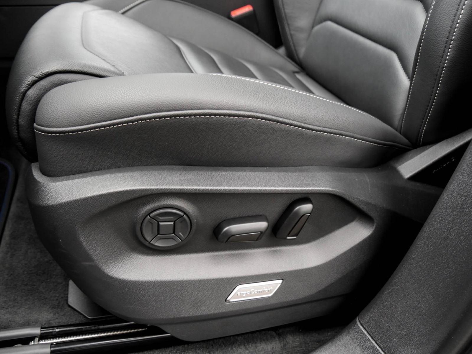 Volkswagen Touareg HYBRID R NEUES MODELL PANO CAM LM21