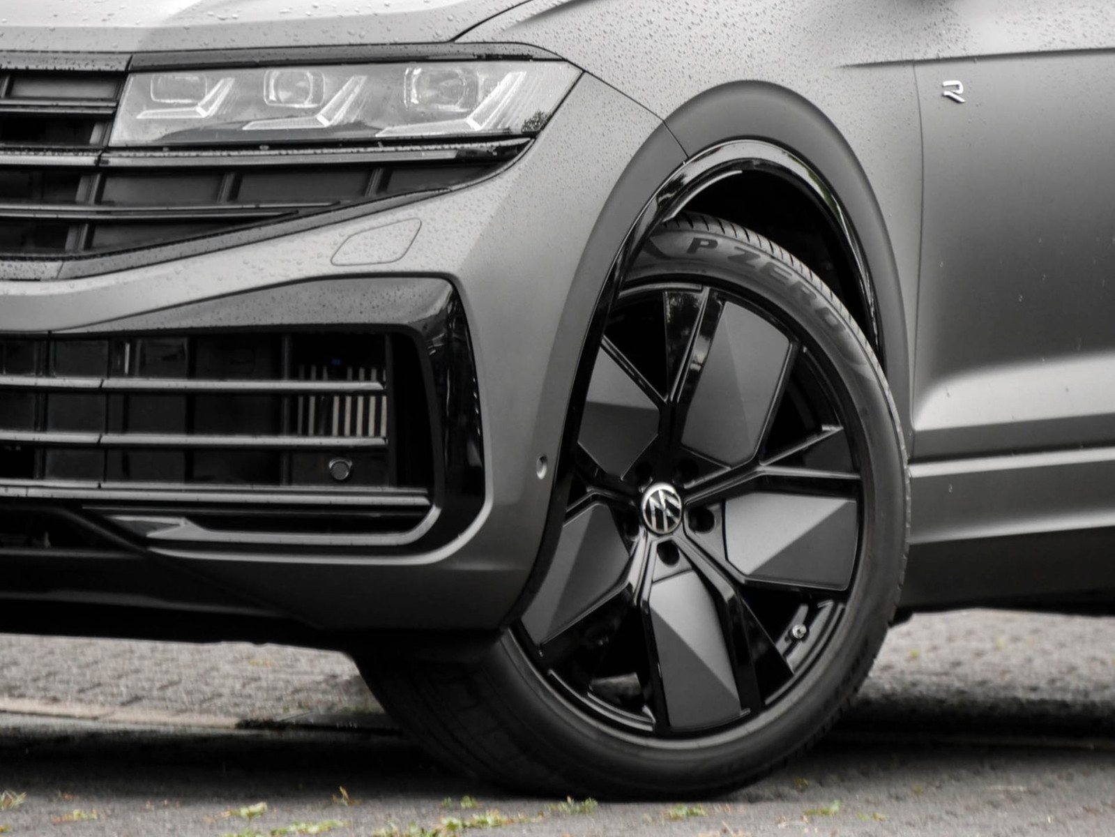 Volkswagen Touareg HYBRID R NEUES MODELL PANO CAM LM21