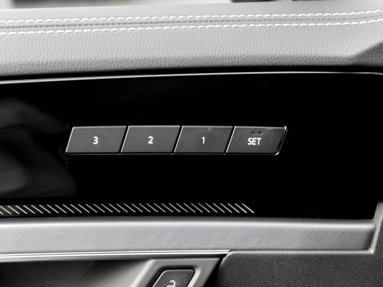 Volkswagen Touareg V6 R-LINE NEUES MODELL AHK CAM ACC LM19