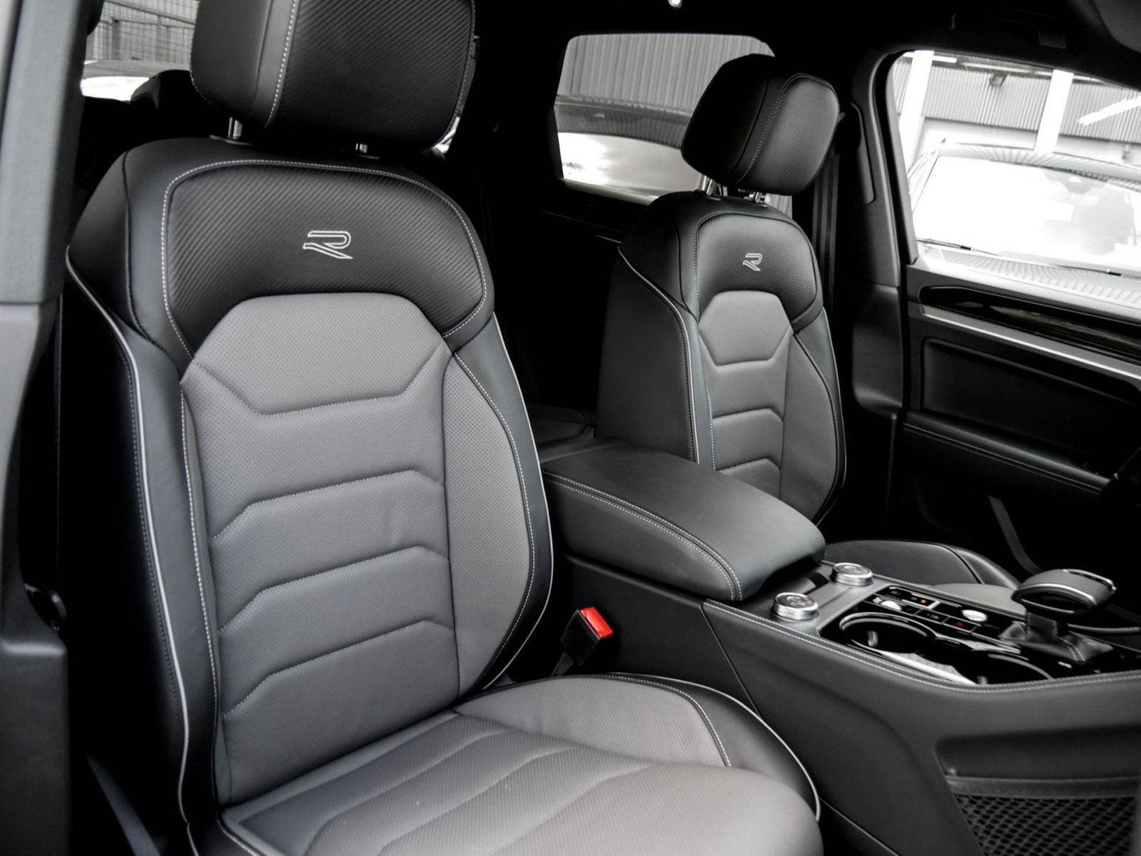 Volkswagen Touareg V6 R-LINE NEUES MODELL AHK CAM ACC LM19