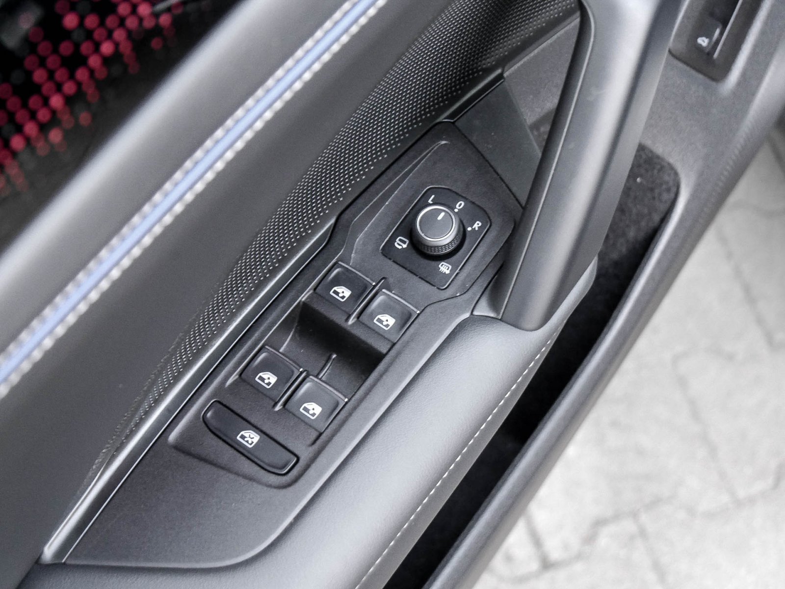 Volkswagen Tiguan 2.0 R-LINE NEUESMODELL LEDER AHK CAM LM19