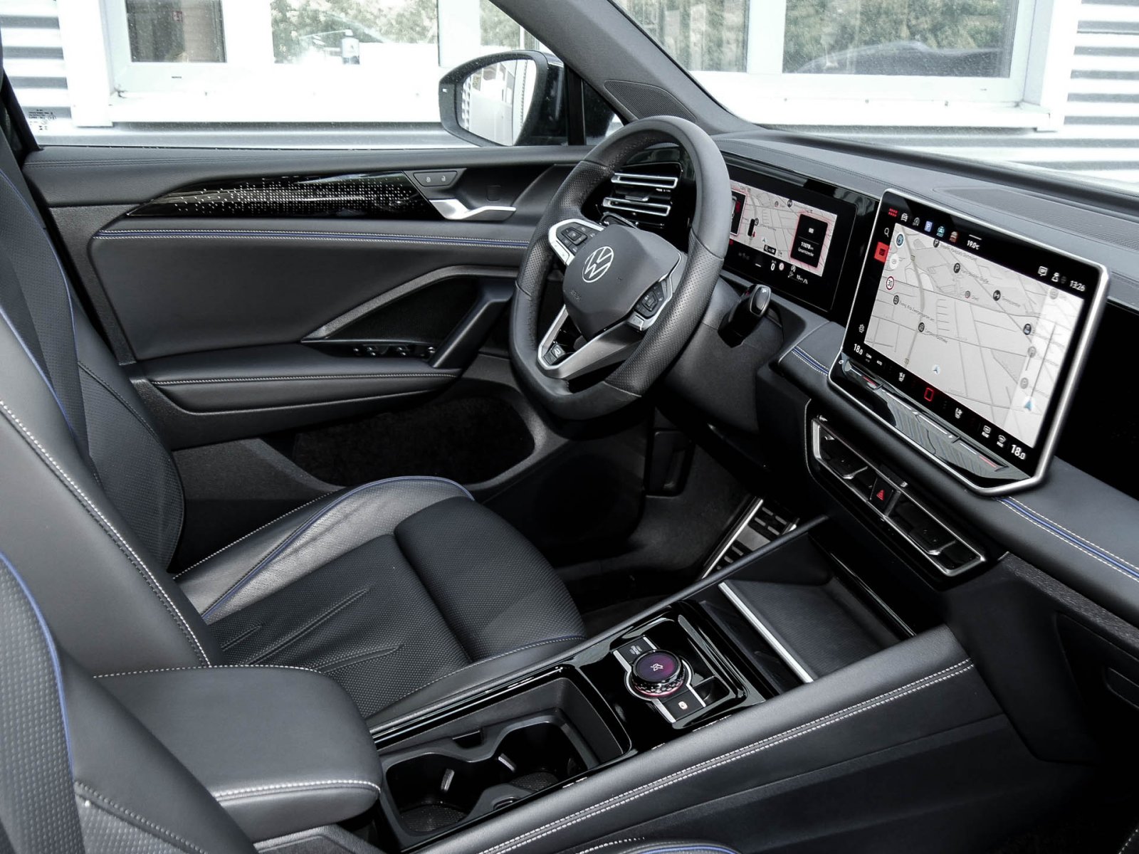 Volkswagen Tiguan 2.0 R-LINE NEUESMODELL LEDER AHK CAM LM19