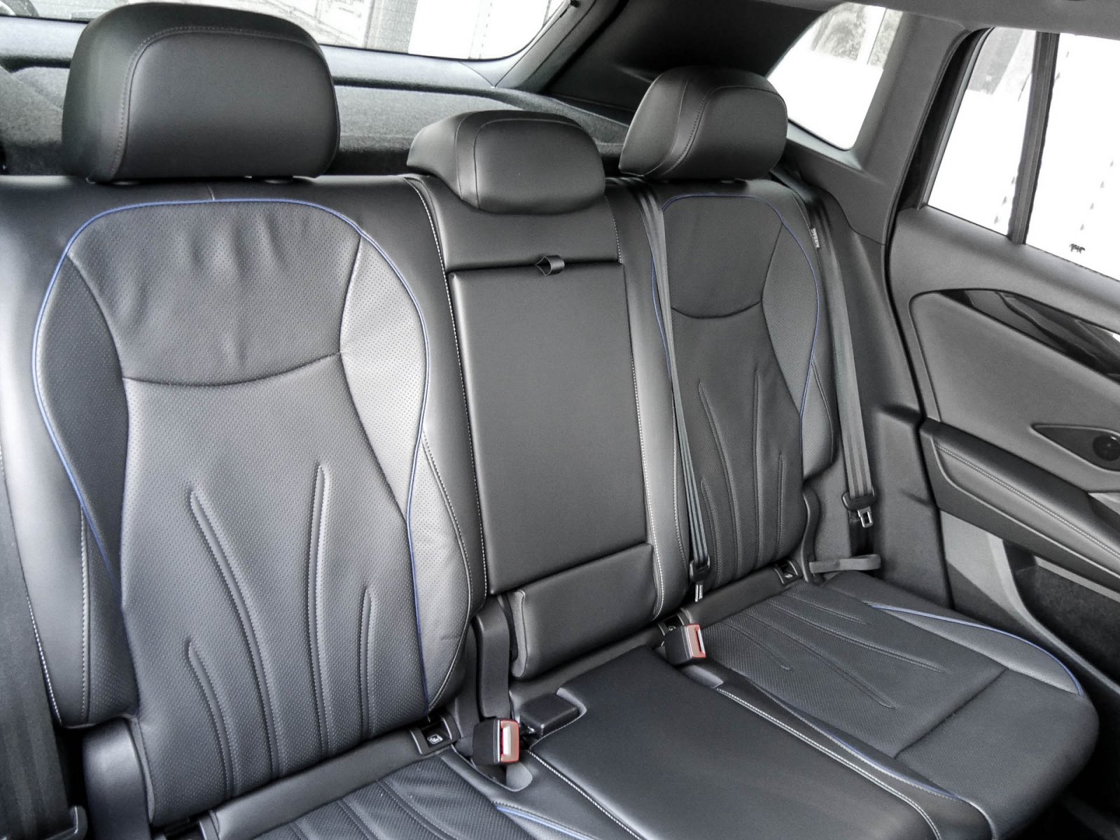 Volkswagen Tiguan 2.0 R-LINE NEUESMODELL LEDER AHK CAM LM19