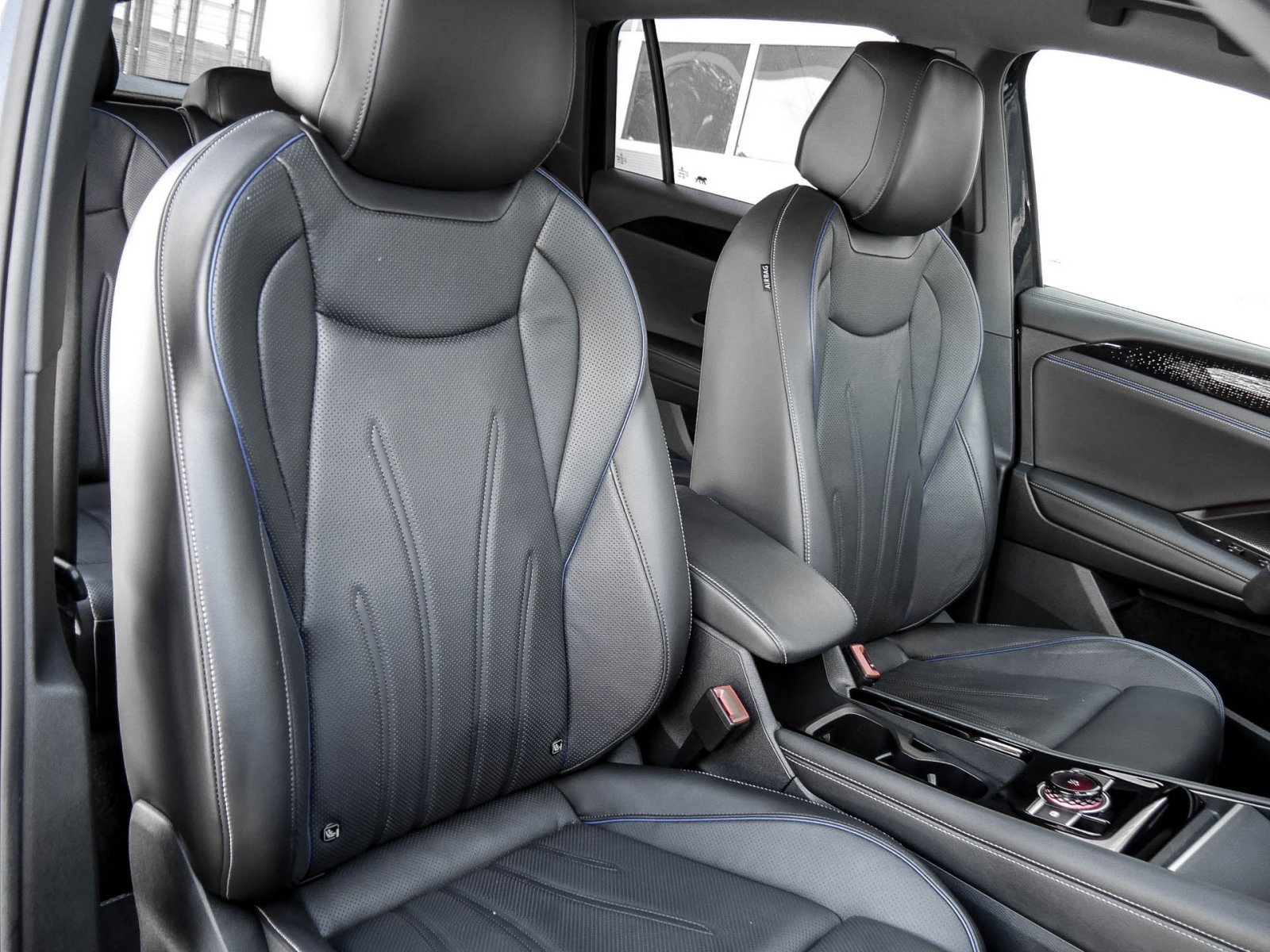 Volkswagen Tiguan 2.0 R-LINE NEUESMODELL LEDER AHK CAM LM19