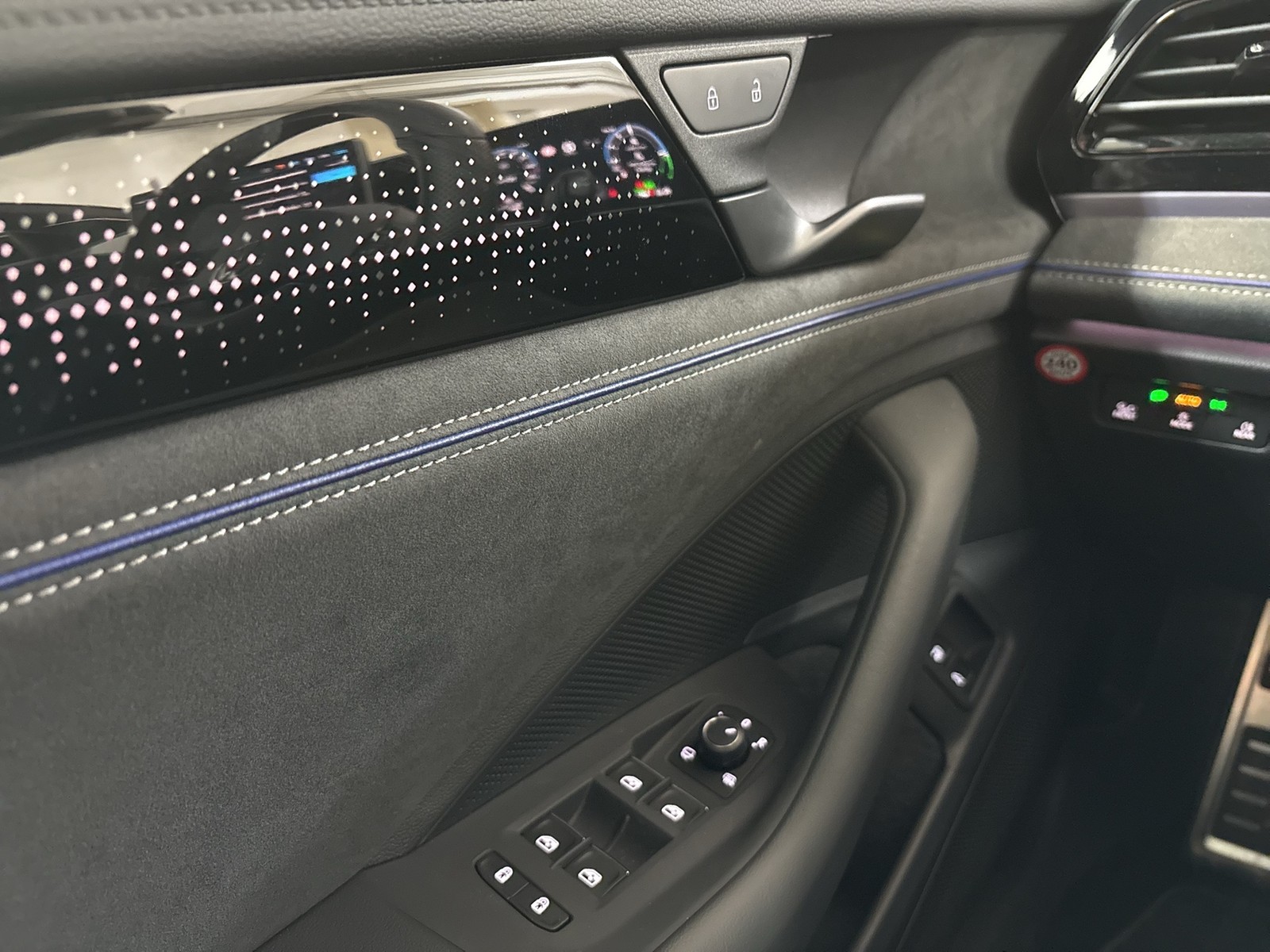 Volkswagen Passat Variant 1.5 HYBRID R-LINE LEDER PANO LM19