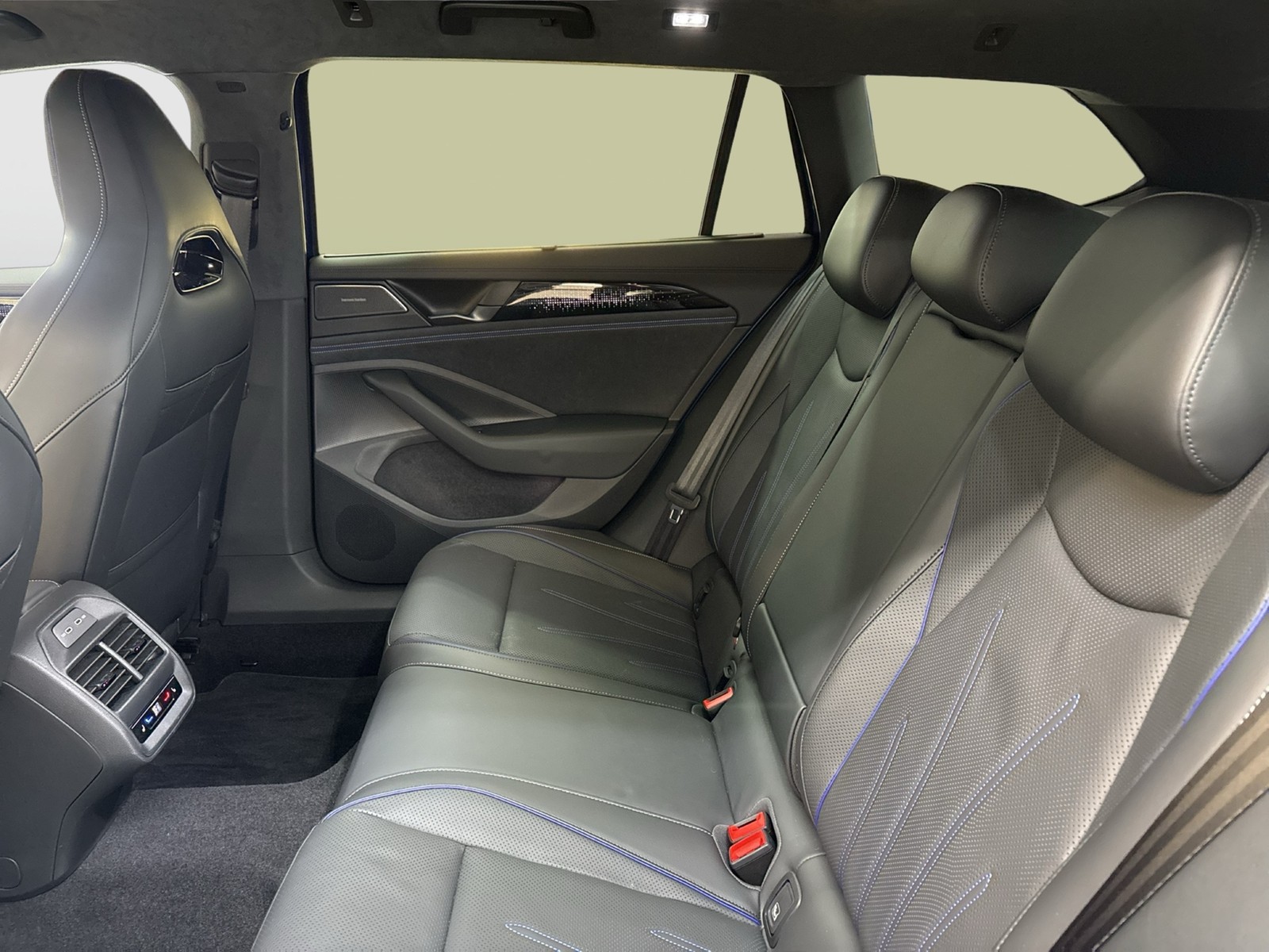 Volkswagen Passat Variant 1.5 HYBRID R-LINE LEDER PANO LM19