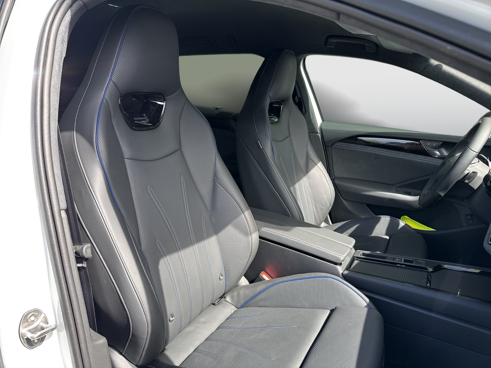 Volkswagen Passat Variant 1.5 HYBRID R-LINE LEDER AHK LM19