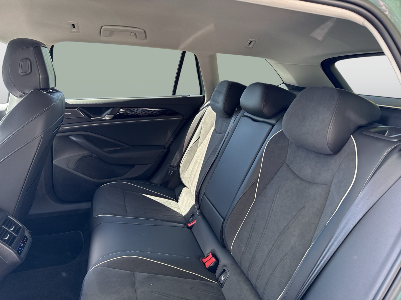 Volkswagen Passat Variant 1.5 HYBRID ELEGANCE AHK 360°CAM