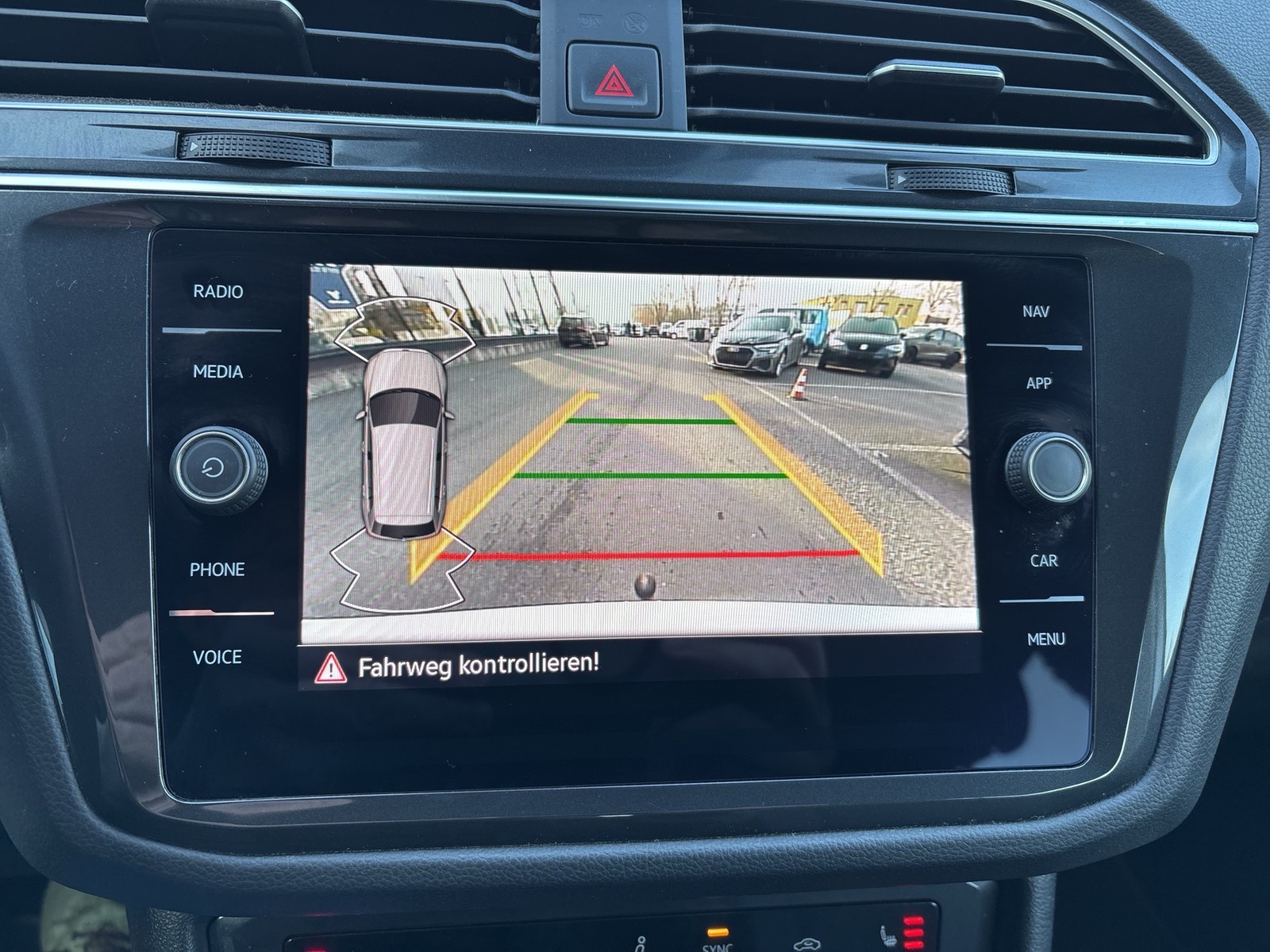 Volkswagen Tiguan 2.0 LIFE AHK KAMERA ALU NAVI SITZHEIZ.