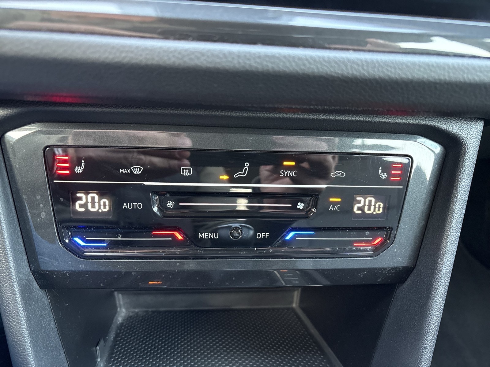 Volkswagen Tiguan 2.0 LIFE AHK KAMERA ALU NAVI SITZHEIZ.