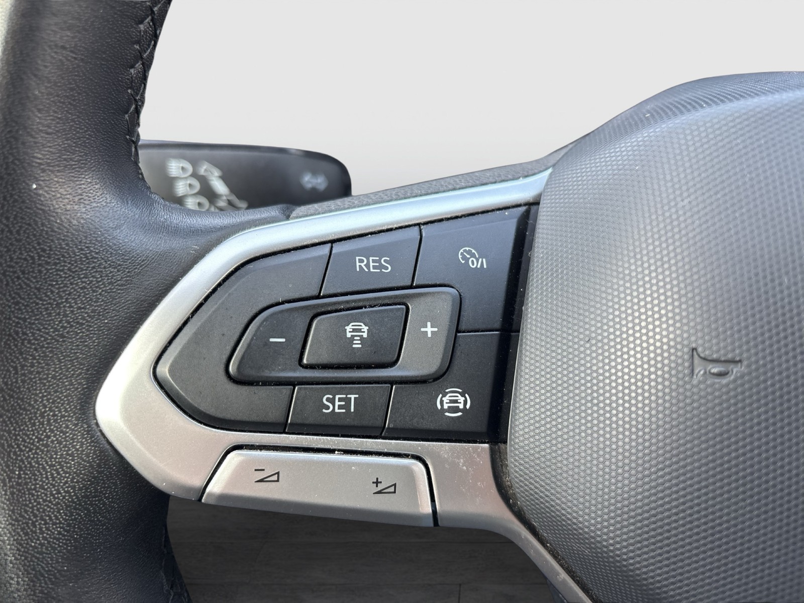 Volkswagen Tiguan 2.0 LIFE AHK KAMERA ALU NAVI SITZHEIZ.