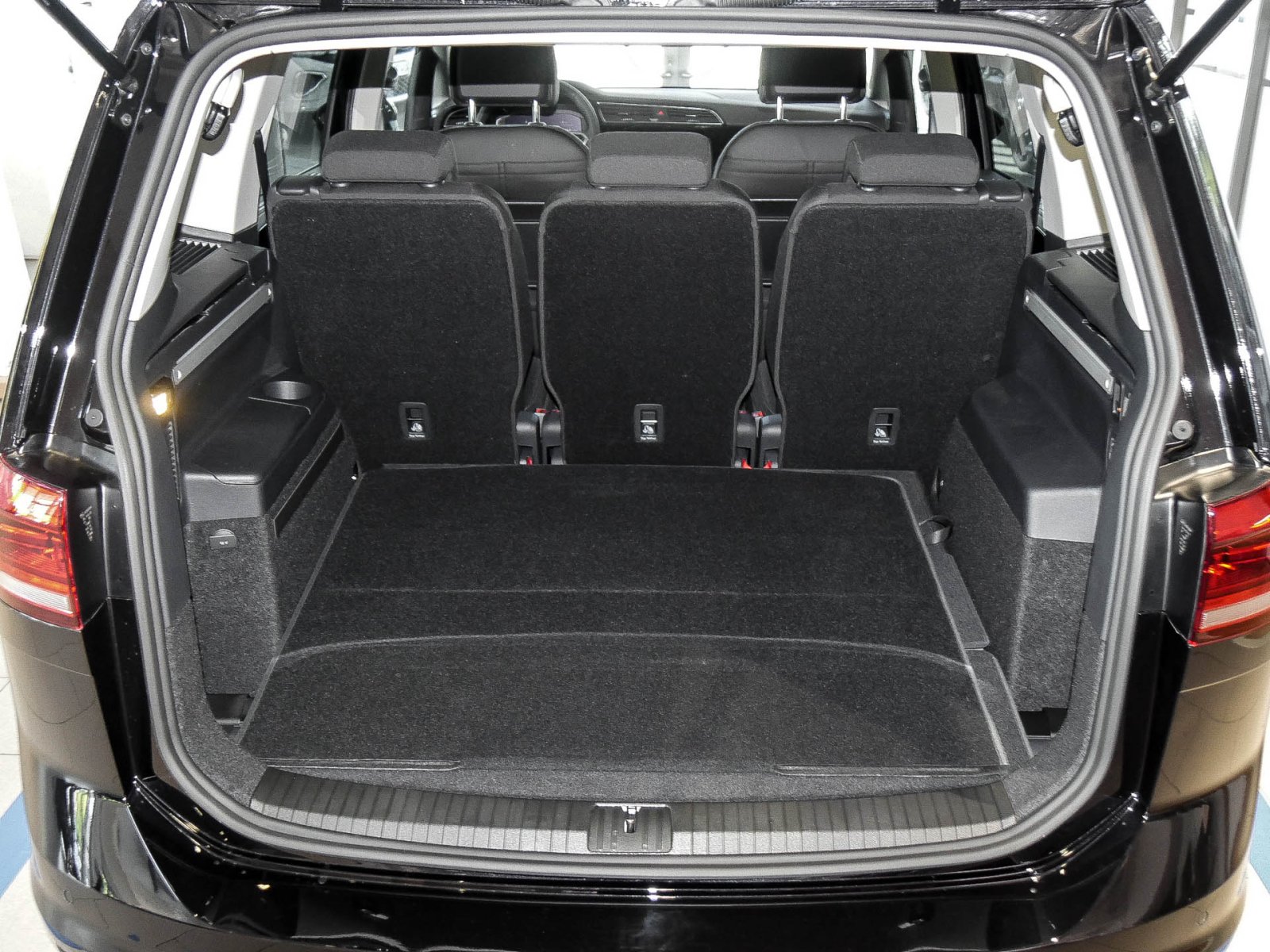 Volkswagen Touran 2.0 TDI HIGHLINE DSG NAVI 7SITZE STANDHZG